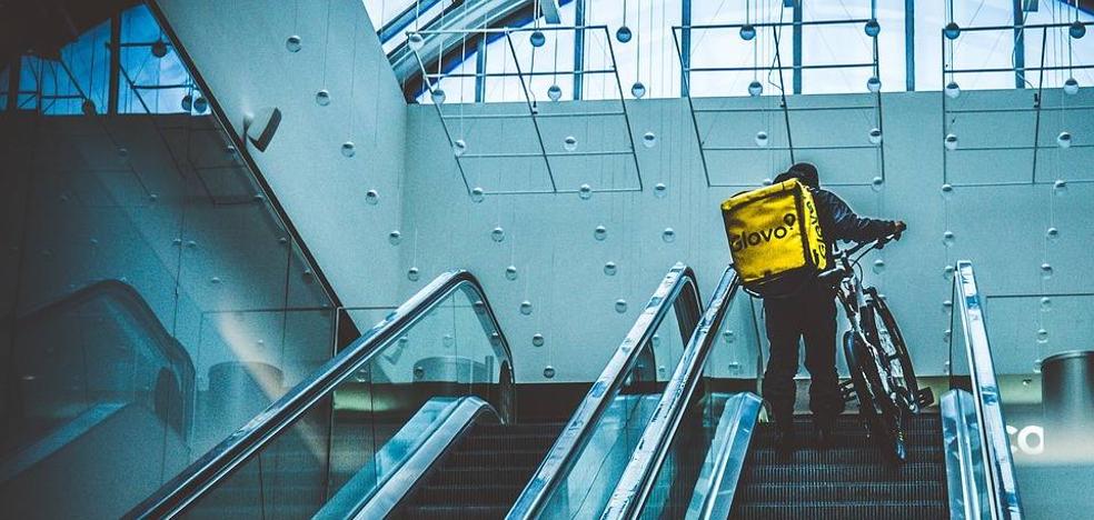 15,000 Glovo food delivery riders to become full employees in Spain with full benefits
