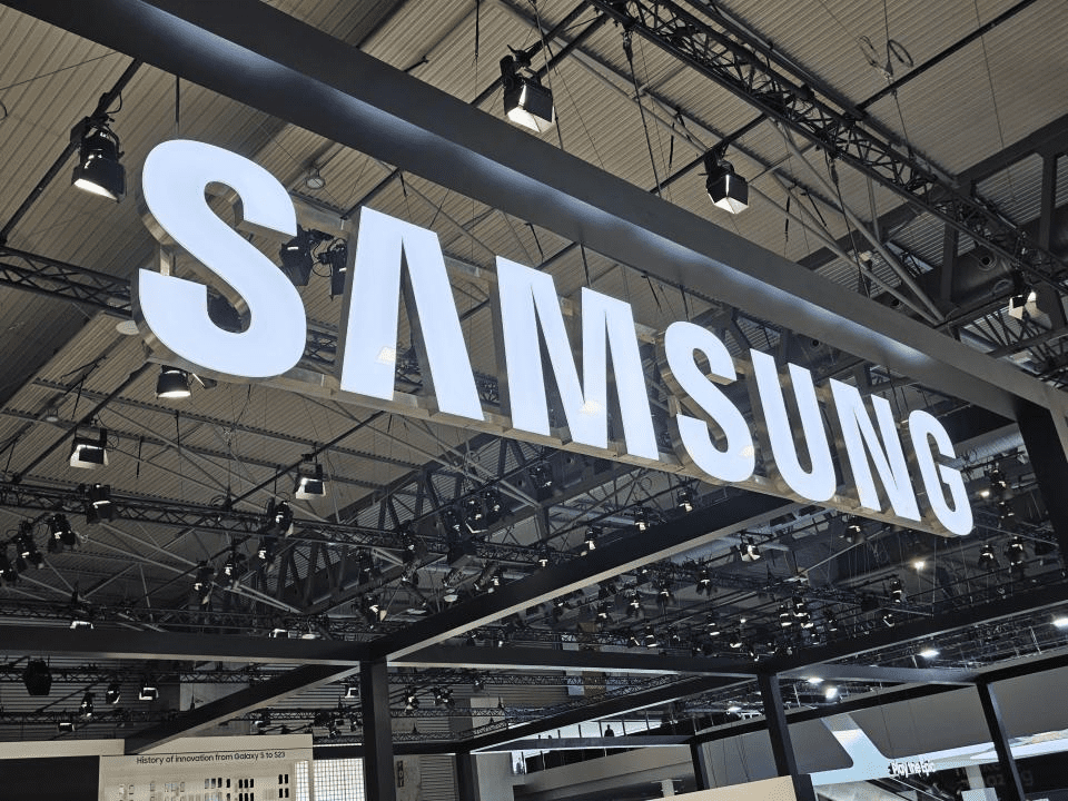 Samsung records a 96% drop in profits, plans to cut chip production